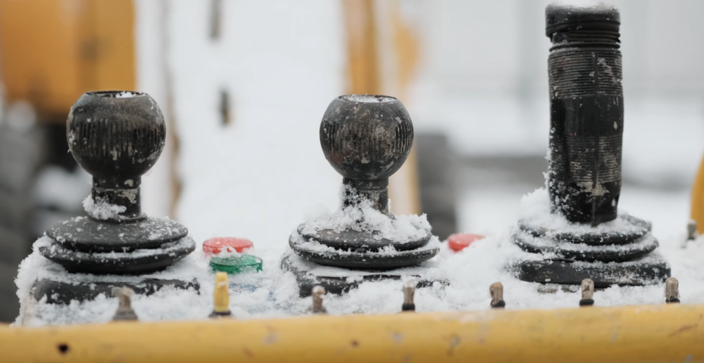 Joysticki w ciężkich warunkach na śniegu